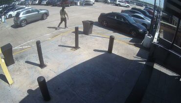 RAW: Surveillance video shows armed robbery at Lenox Mall in Atlanta | WSB-TV