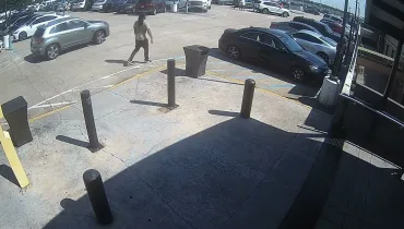 RAW: Surveillance video shows armed robbery at Lenox Mall in Atlanta | WSB-TV